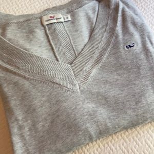 Light weight Vineyard Vine sweater